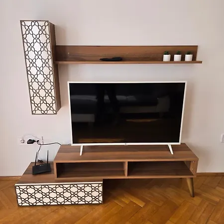 Julia Kaposvar***