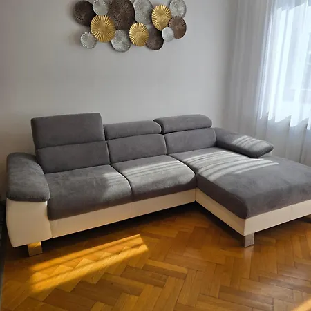 Julia Kaposvar*** Kaposvar