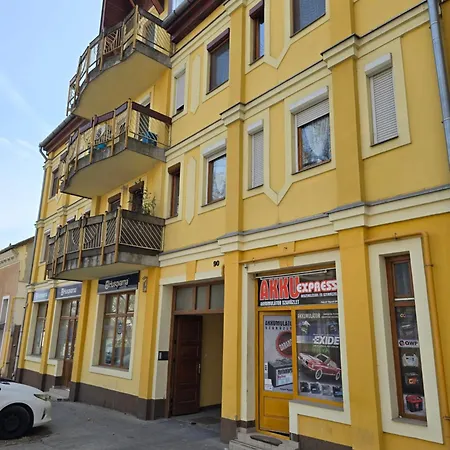 Julia Kaposvar*** Kaposvár