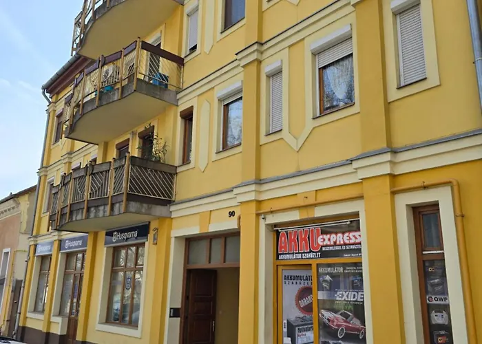 Julia Kaposvar*** Kaposvár